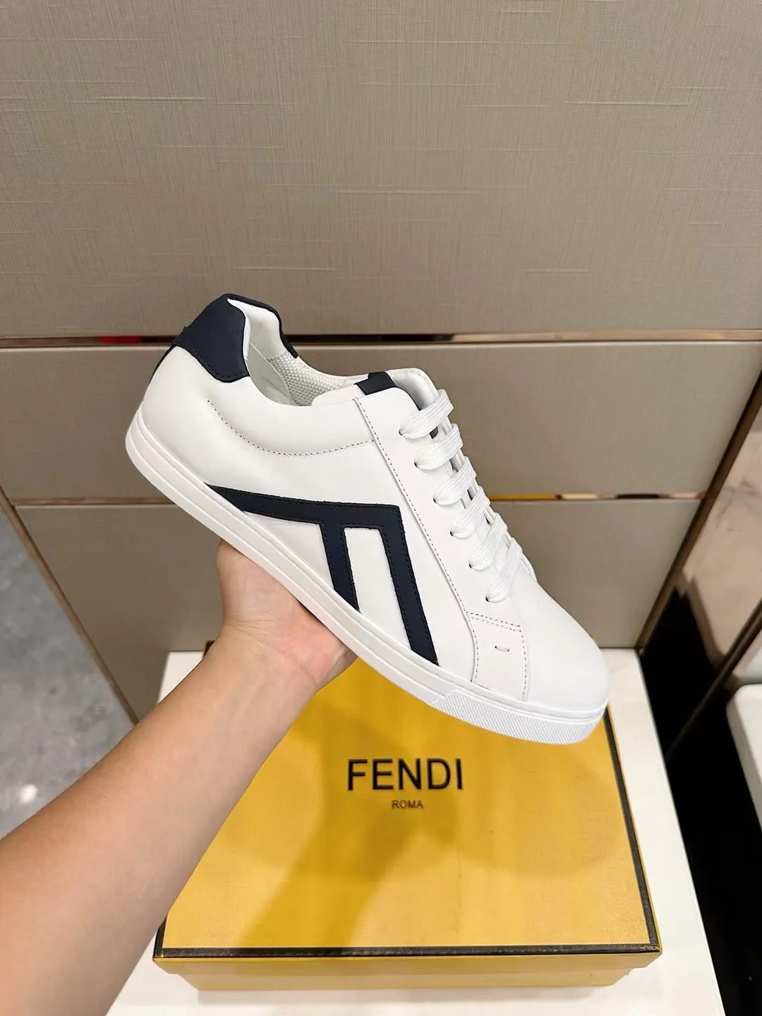 Factory price: 380💰 Fendi men's sports shoes - top version. In the corner, there is no limit to expression, highlighting the FF element cowhide to highlight personality, walking well! The shoe mouth is embossed with brand letters with a cowhide label. Cowhide upper + cowhide stitching mesh lining + T men's men's shoes 💰U outsole Size: 38-44, (customized at 45)